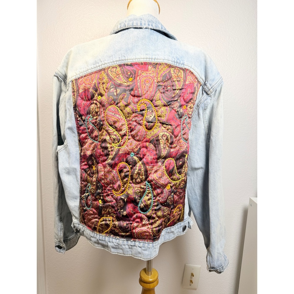 Free People Light Wash Denim Jacket Quilted Paisley Embroidered Back ML ML/G - Picture 4 of 10